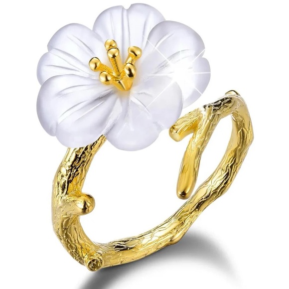 Jewelry - Elegant Gold and Cream Floral Ring